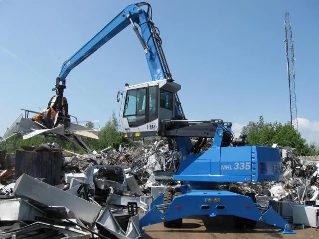 Recyclagepark met containers, weegbrug en vrachtwagen