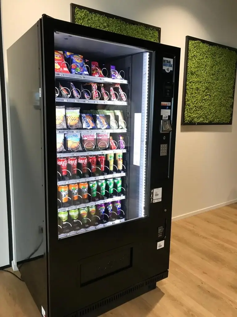 Rij vending machines met technieker die bijvult