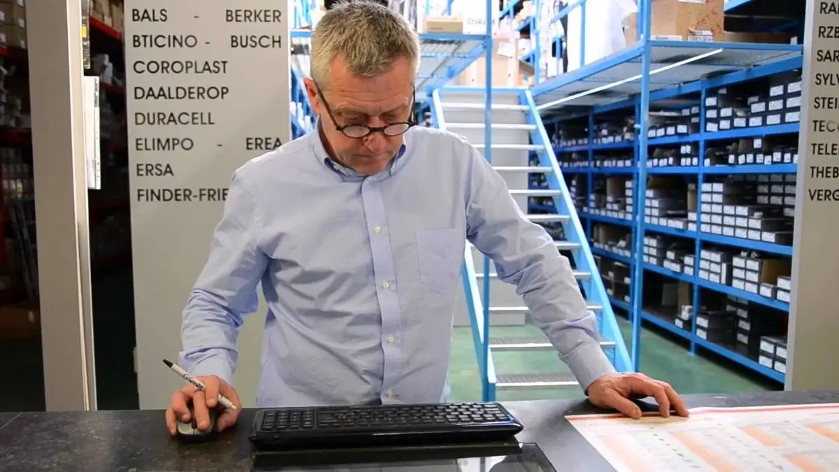 Technische groothandel met magazijnrekken en scanning