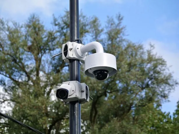 Technieker installeert een alarm- en camerasysteem
